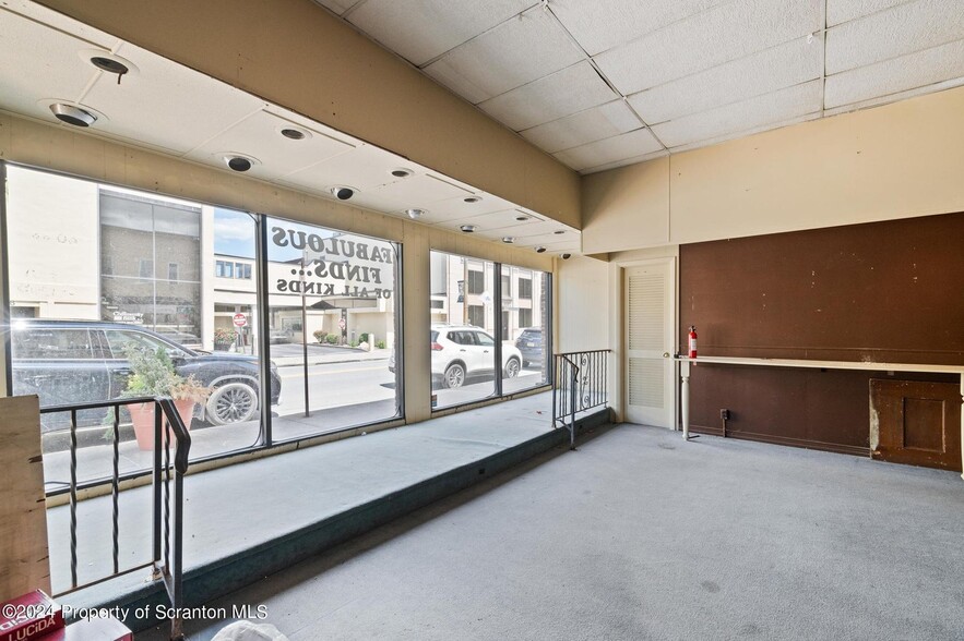 113 Lackawanna Ave, Olyphant, PA à vendre - Photo intérieure – Image 2 sur 13