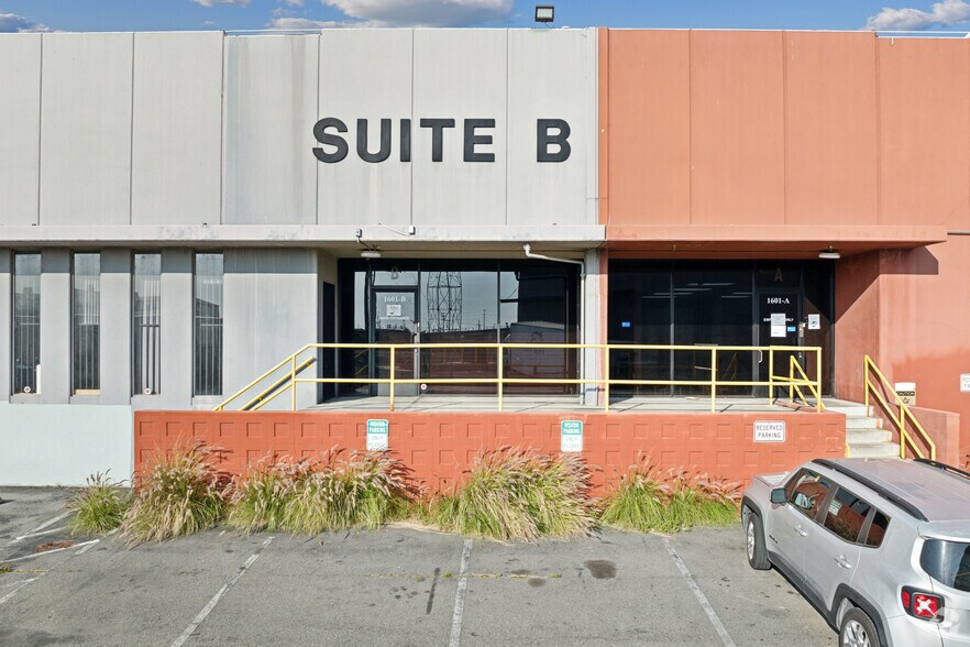 1601 Perrino Pl, Los Angeles, CA à vendre - Photo de l’immeuble – Image 3 sur 29