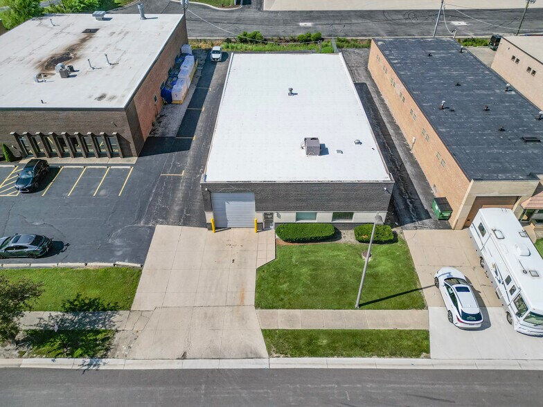 450 Bennett Rd, Elk Grove Village, IL à louer - Photo de l’immeuble – Image 2 sur 14