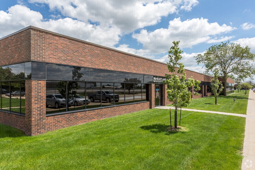 4300-4398 NW 114th St, Urbandale, IA à louer - Photo de l’immeuble – Image 3 sur 10