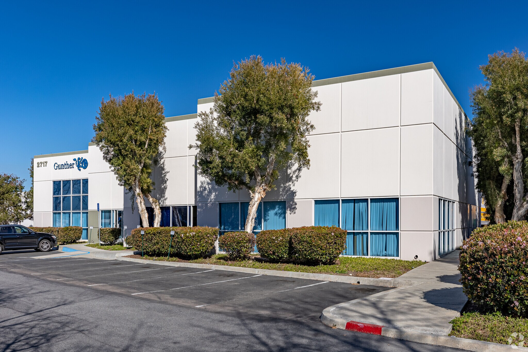 2717 Loker Ave W, Carlsbad, CA à louer Photo principale– Image 1 sur 10