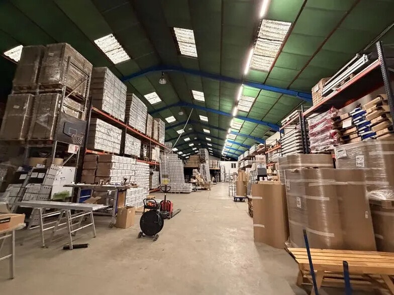 Local d'activités dans La Verpillière à vendre - Photo de l’immeuble – Image 3 sur 6