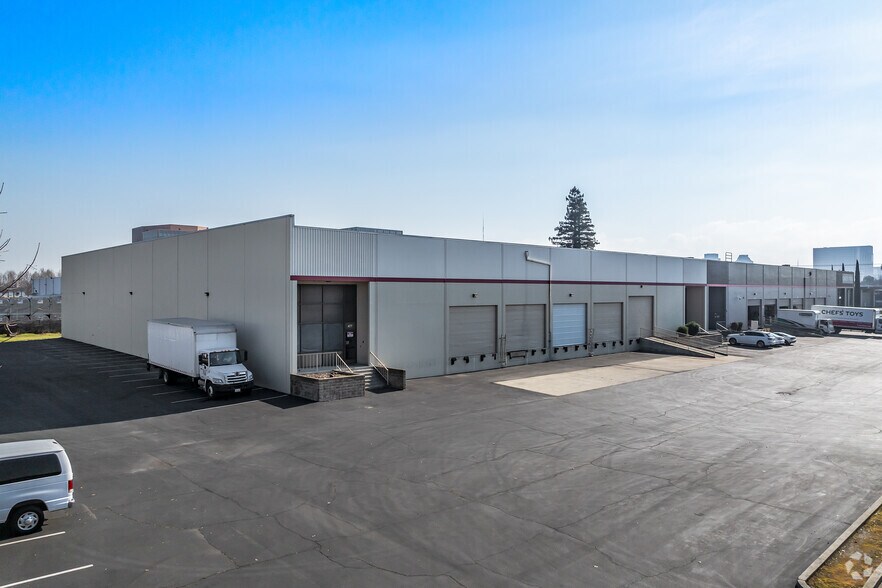 477 Sequoia Pacific Blvd, Sacramento, CA à louer - Photo principale – Image 1 sur 8
