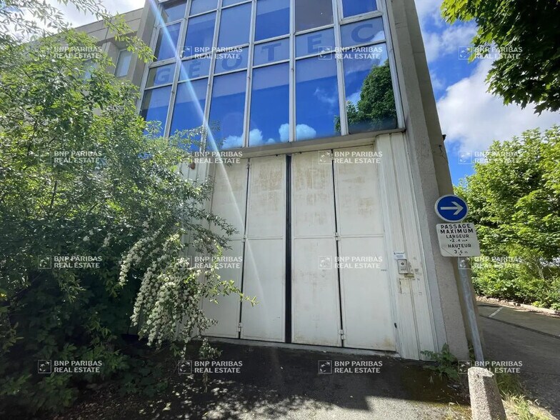 Local d'activités dans Montigny-le-Bretonneux à vendre - Photo de l’immeuble – Image 2 sur 21