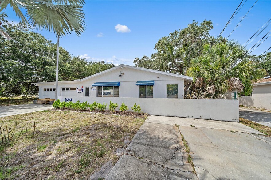 4242 McIntosh Ln, Sarasota, FL à vendre - Photo de l’immeuble – Image 1 sur 24