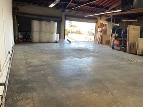 711 E Rosecrans Ave, Los Angeles, CA à louer Photo intérieure– Image 2 sur 2
