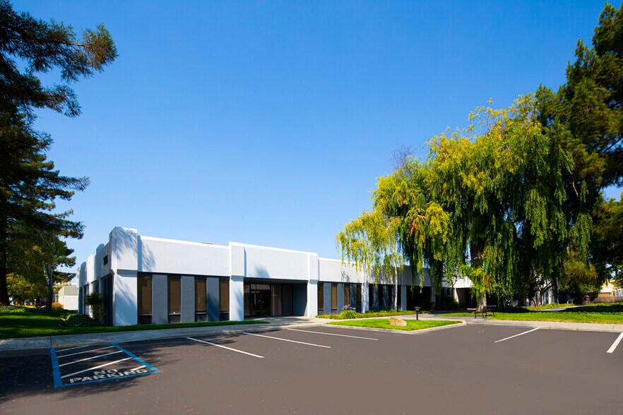 2225 Martin Ave, Santa Clara, CA à louer - Photo de l’immeuble – Image 3 sur 12