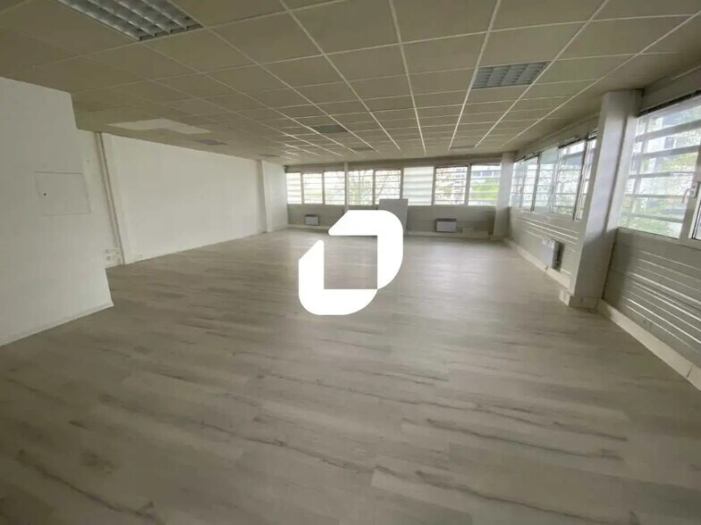 Bureau dans Floirac à louer - Photo de l’immeuble – Image 1 sur 3