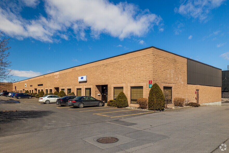 625-651 Rue McCaffrey, Montréal, QC à louer - Photo de l’immeuble – Image 3 sur 15