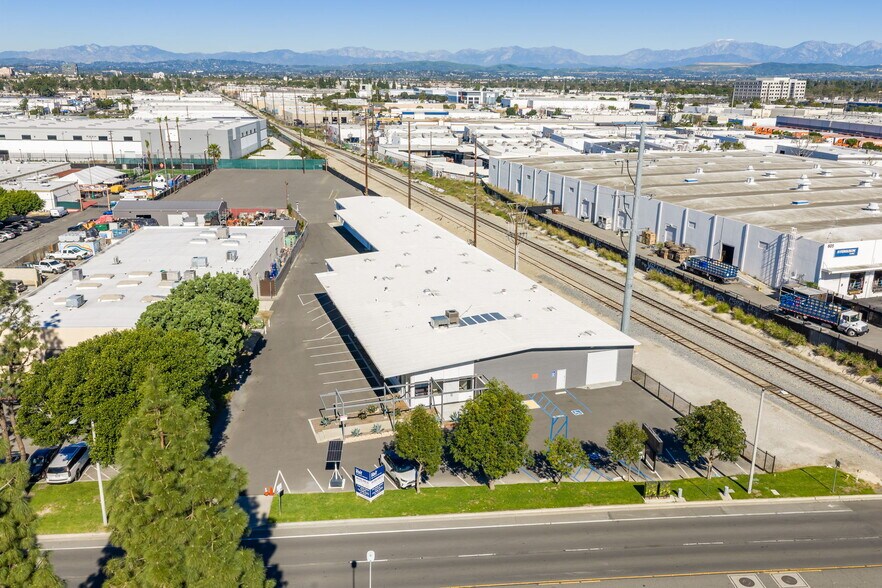 333 W Cerritos Ave, Anaheim, CA à louer - Photo de l’immeuble – Image 2 sur 7