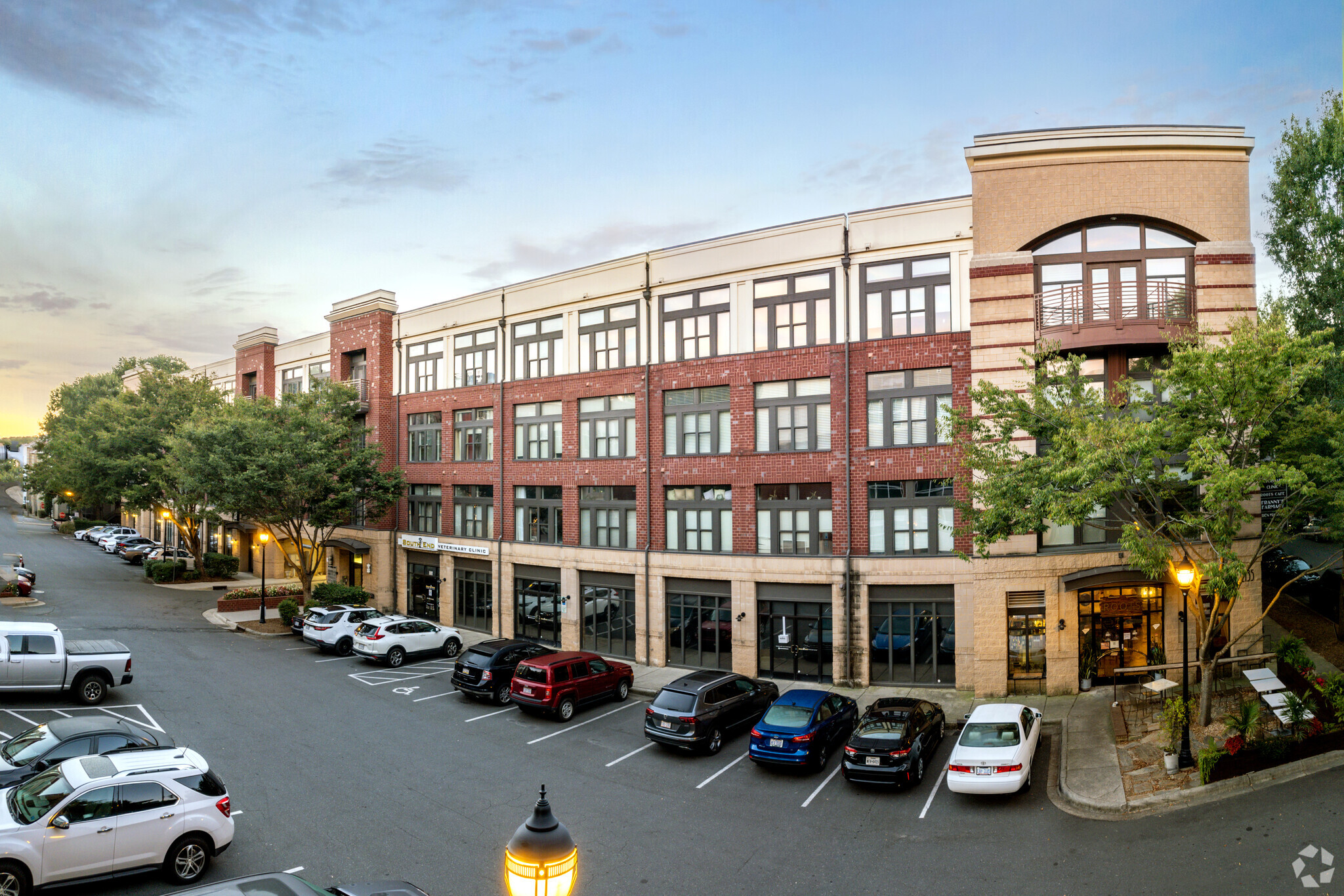 2115-2135 Southend Dr, Charlotte, NC à louer Photo de l’immeuble– Image 1 sur 9