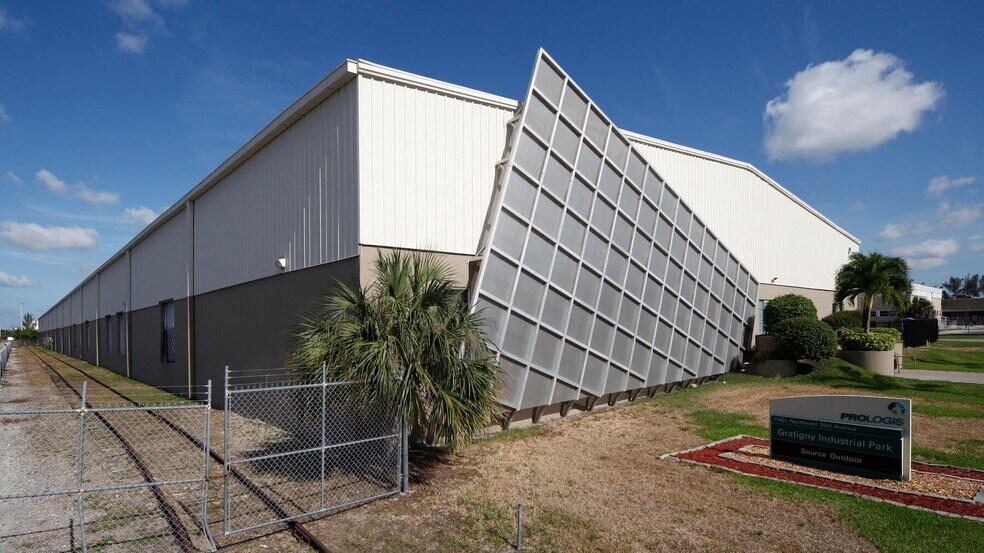 11400 NW 32nd Ave, Miami, FL à louer - Photo de l’immeuble – Image 2 sur 8