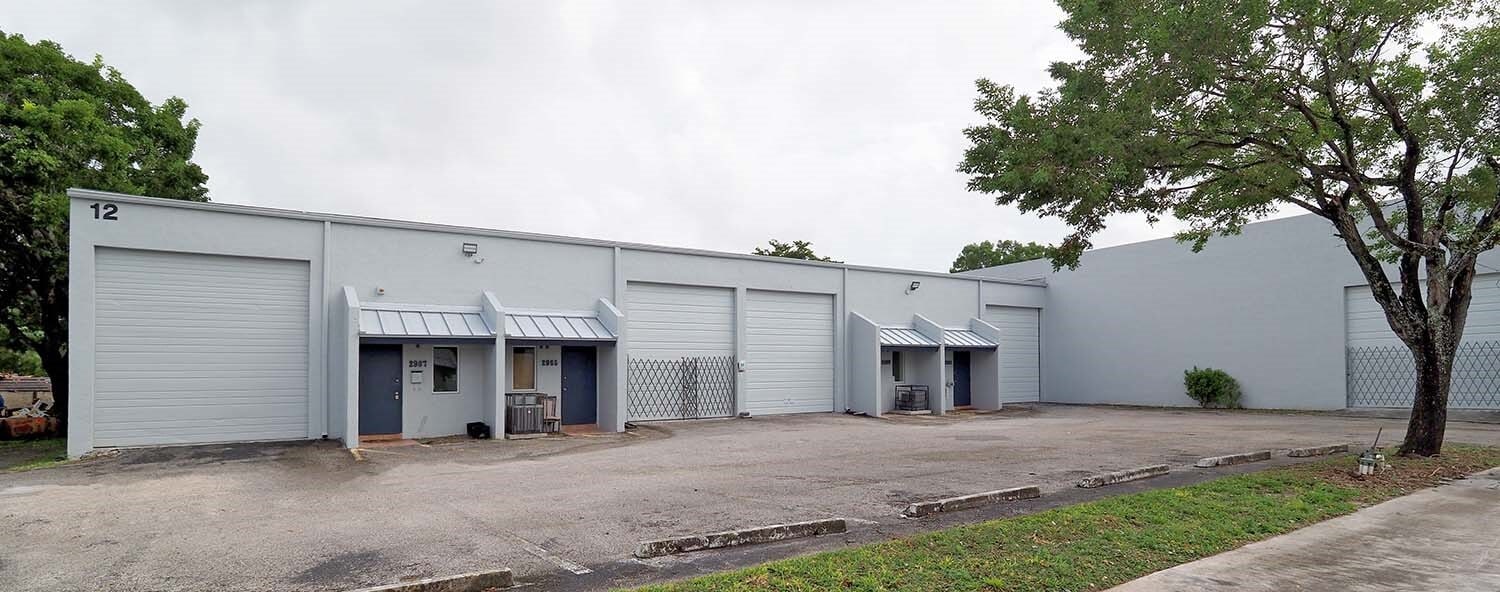 2696 NW 31st Ave, Lauderdale Lakes, FL à louer Photo de l’immeuble– Image 1 sur 2