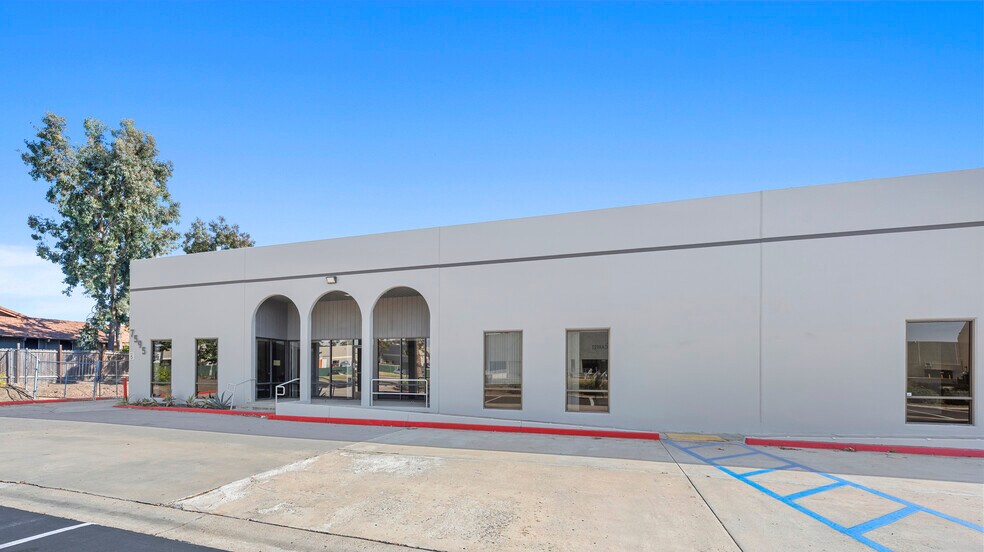 7595 Carroll Rd, San Diego, CA à louer - Photo de l’immeuble – Image 2 sur 25