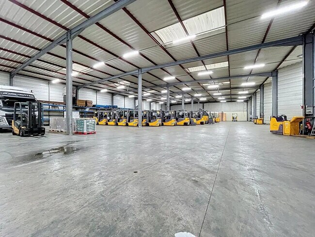 Plus de détails pour 15 Avenue De Montmartin, Corbas - Local d'activités à louer