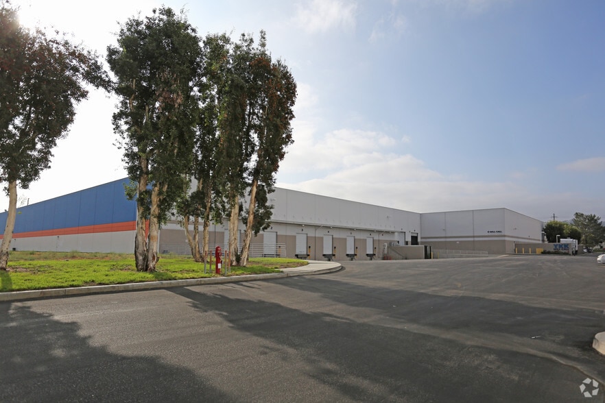 5001 E La Palma Ave, Anaheim, CA à louer - Photo de l’immeuble – Image 2 sur 4