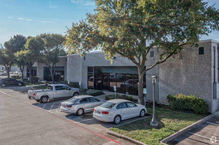 2345-2355 Merritt Dr, Garland, TX à louer - Photo de l’immeuble – Image 2 sur 7