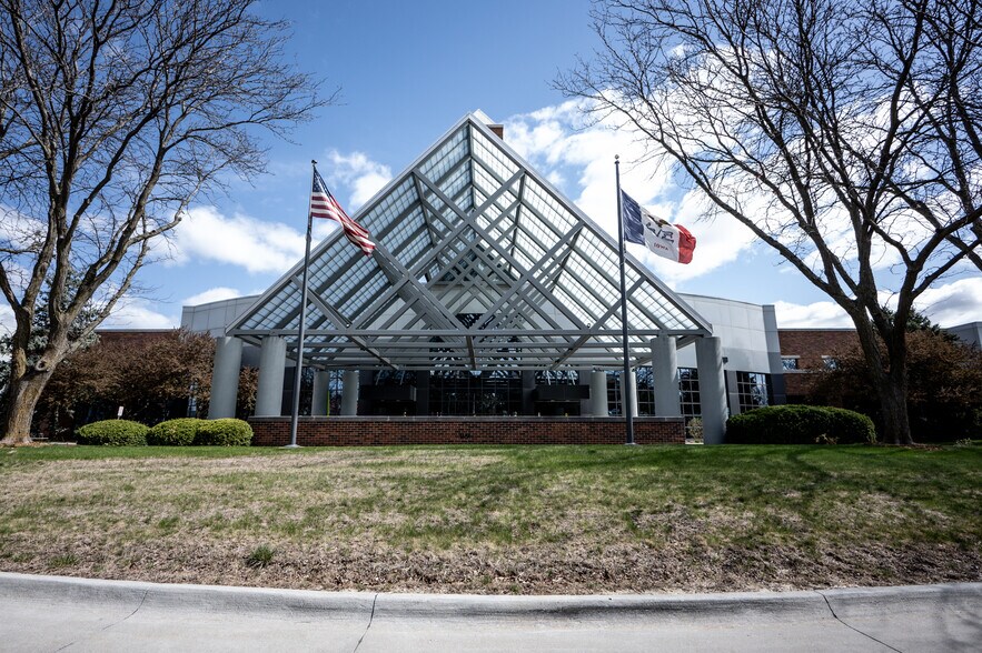 1601 NW 114th St, Clive, IA à louer - Photo de l’immeuble – Image 3 sur 8