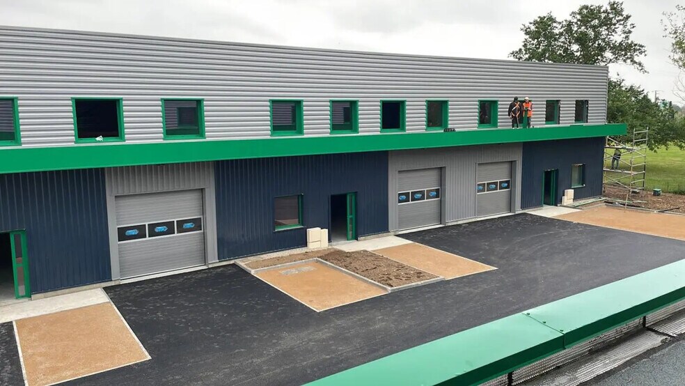Local d’activités dans Pont-de-Chéruy à louer - Photo de l’immeuble – Image 2 sur 3
