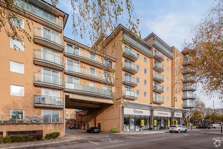 Wilton Parade High St, Feltham à louer - Photo de l’immeuble – Image 3 sur 3