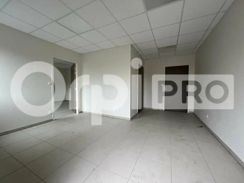 Local d’activités dans Vrigny à louer - Photo intérieure – Image 3 sur 11