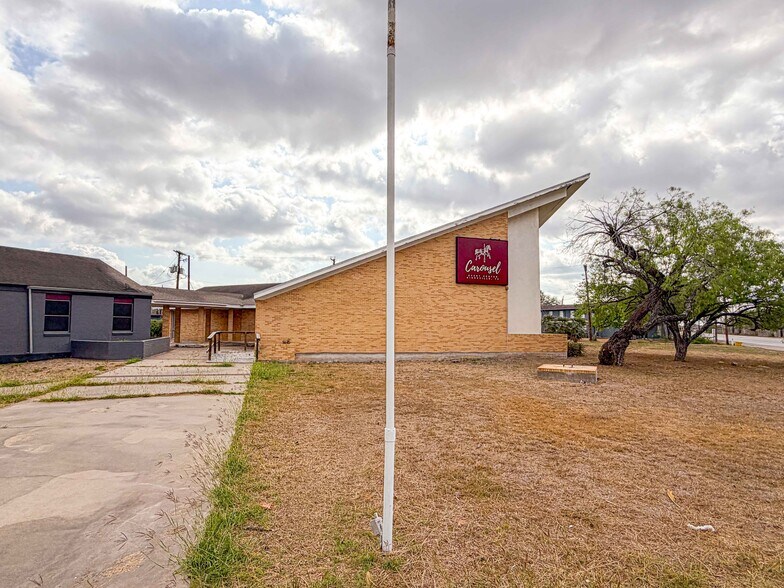 1120 E Sen Carlos Truan Blvd, Kingsville, TX à louer - Photo de l’immeuble – Image 1 sur 19
