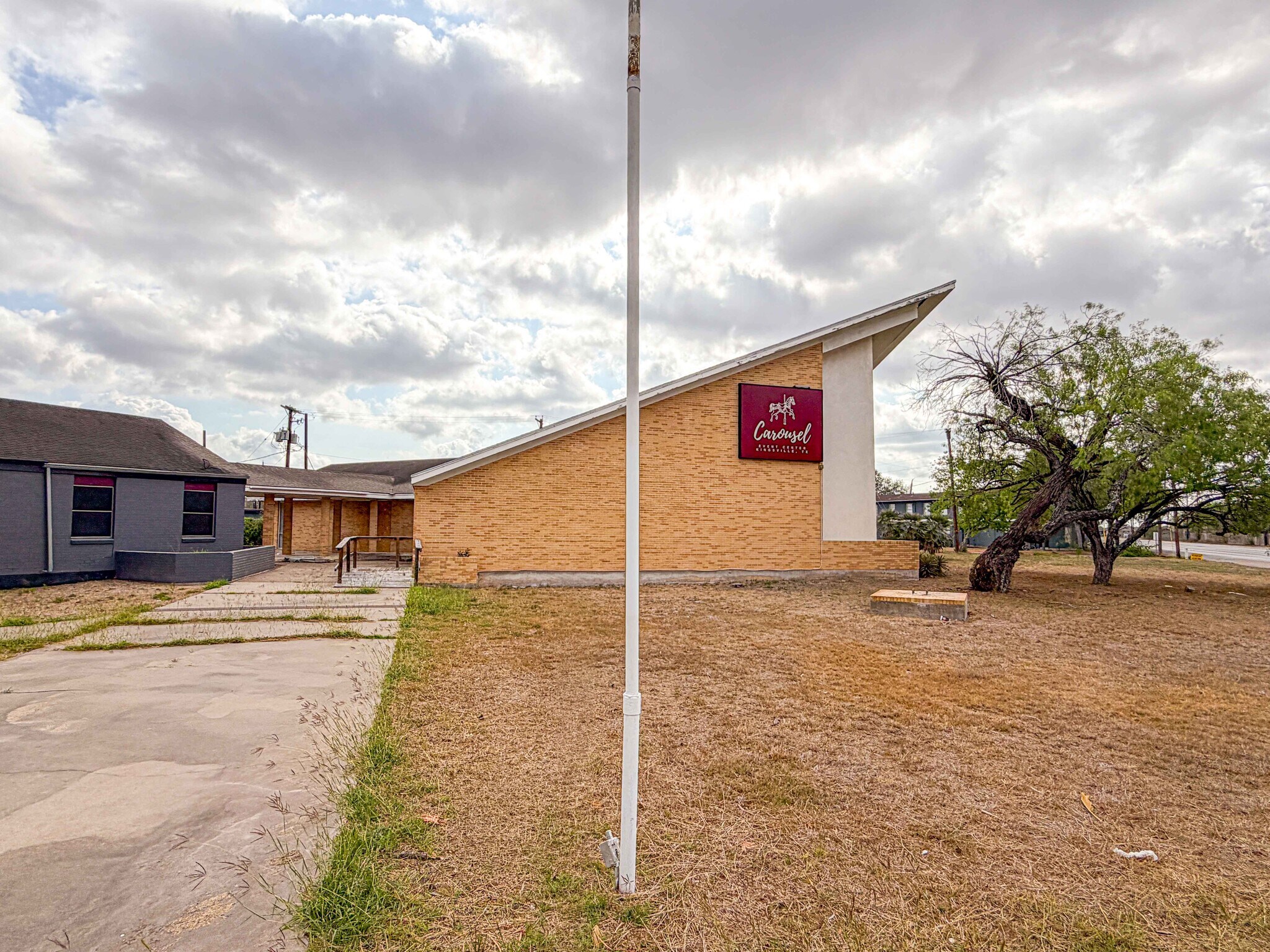 1120 E Sen Carlos Truan Blvd, Kingsville, TX à louer Photo de l’immeuble– Image 1 sur 20