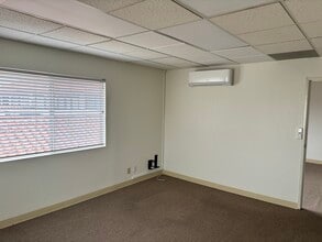 17452 Irvine Blvd, Tustin, CA à louer Photo intérieure– Image 2 sur 2