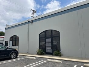 21110-21129 Osborne St, Canoga Park, CA à louer Photo intérieure– Image 1 sur 2