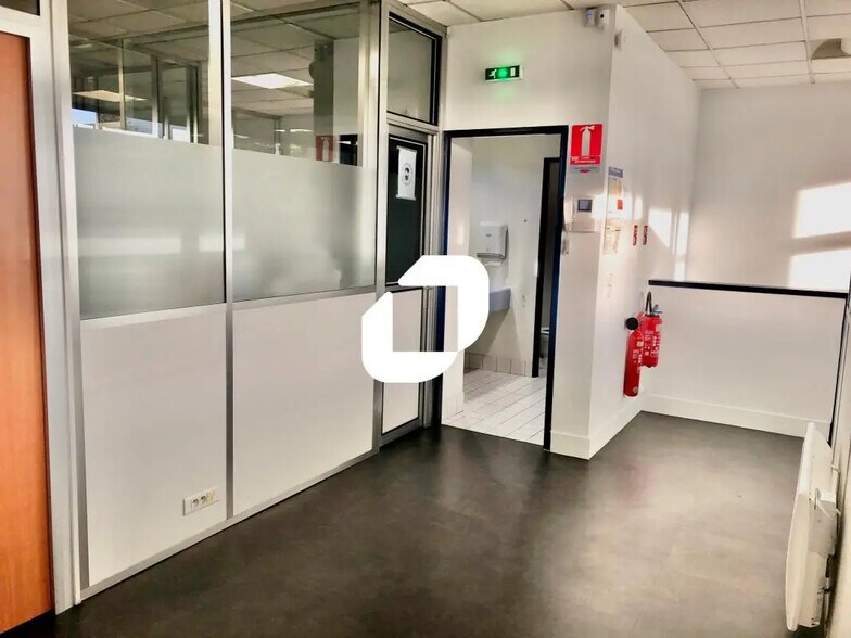 Bureau dans Émerainville à louer - Photo de l’immeuble – Image 2 sur 7