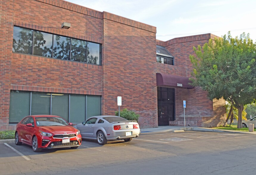 3355 Cochran St, Simi Valley, CA à louer - Photo de l’immeuble – Image 2 sur 2