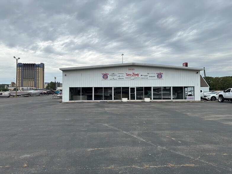 19123 E Admiral Pl, Tulsa, OK à vendre - Photo de l’immeuble – Image 2 sur 2