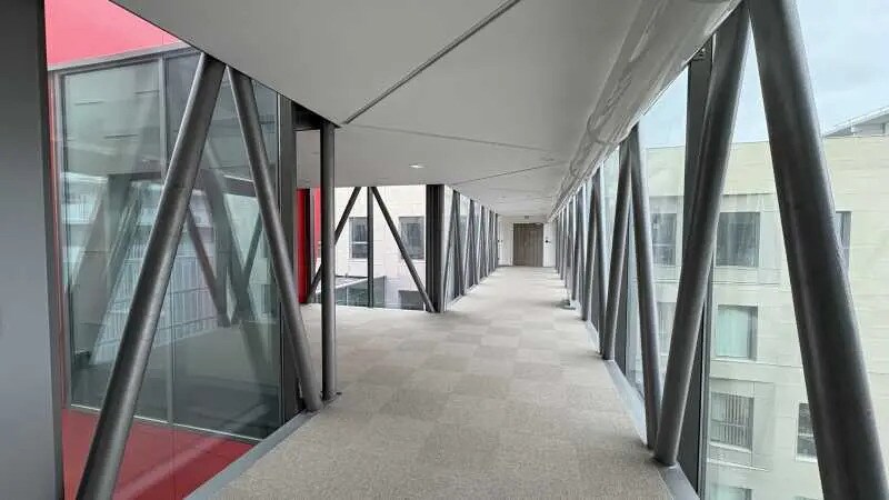 Bureau dans Fleury-les-Aubrais à louer - Photo de l’immeuble – Image 3 sur 8