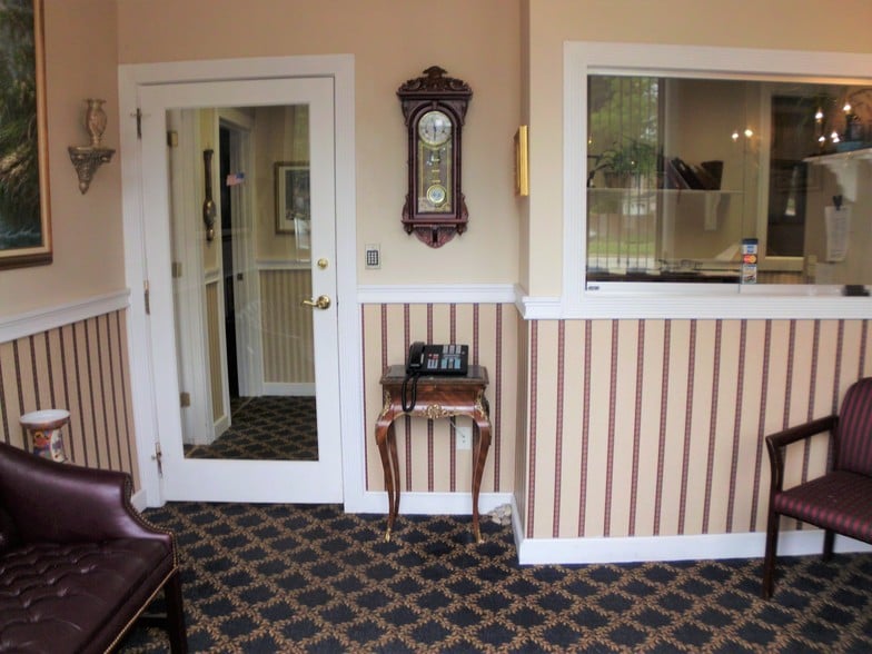 950 Jericho Tpke, Westbury, NY à vendre - Photo intérieure – Image 3 sur 20