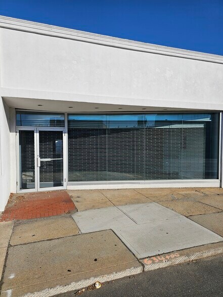 313-323 Sunrise Hwy, Rockville Centre, NY à louer - Photo de l’immeuble – Image 2 sur 2