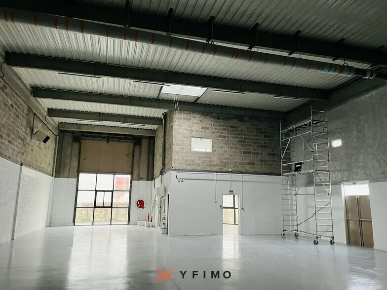 Local d’activités dans Coignières à louer - Photo intérieure – Image 2 sur 4