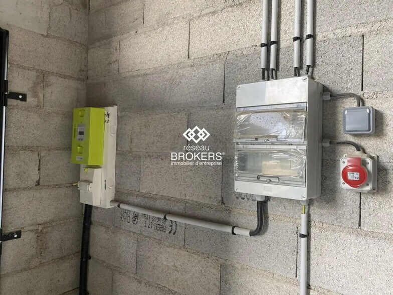 Local d’activités dans Fayence à louer - Photo de l’immeuble – Image 3 sur 5