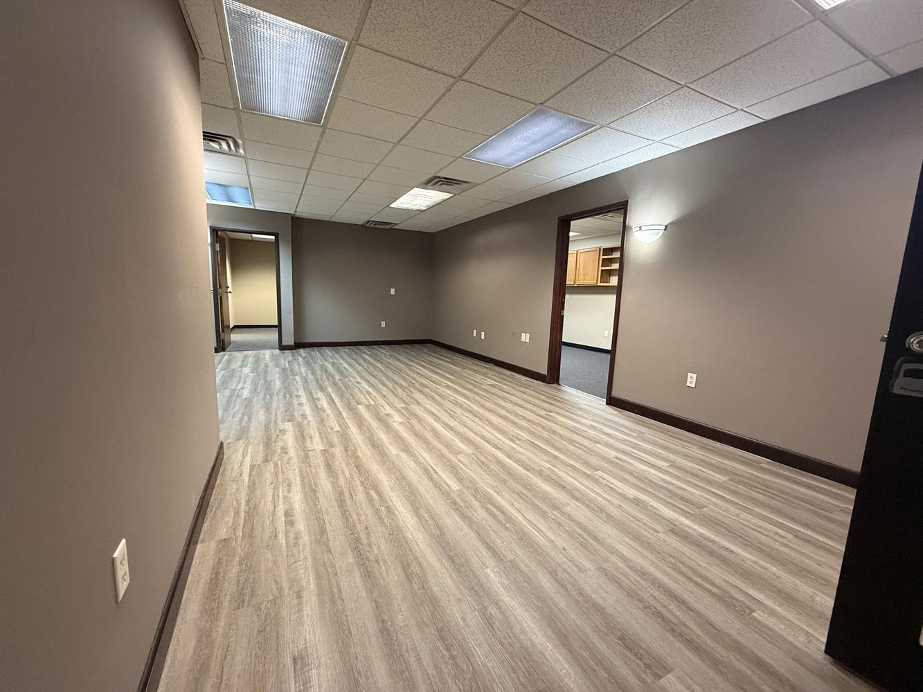 411 W Lake Lansing Rd, East Lansing, MI à louer Photo intérieure– Image 1 sur 9