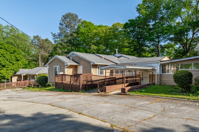 Plus de détails pour 2107 Mcafee Rd, Decatur, GA - Spécialisé à vendre