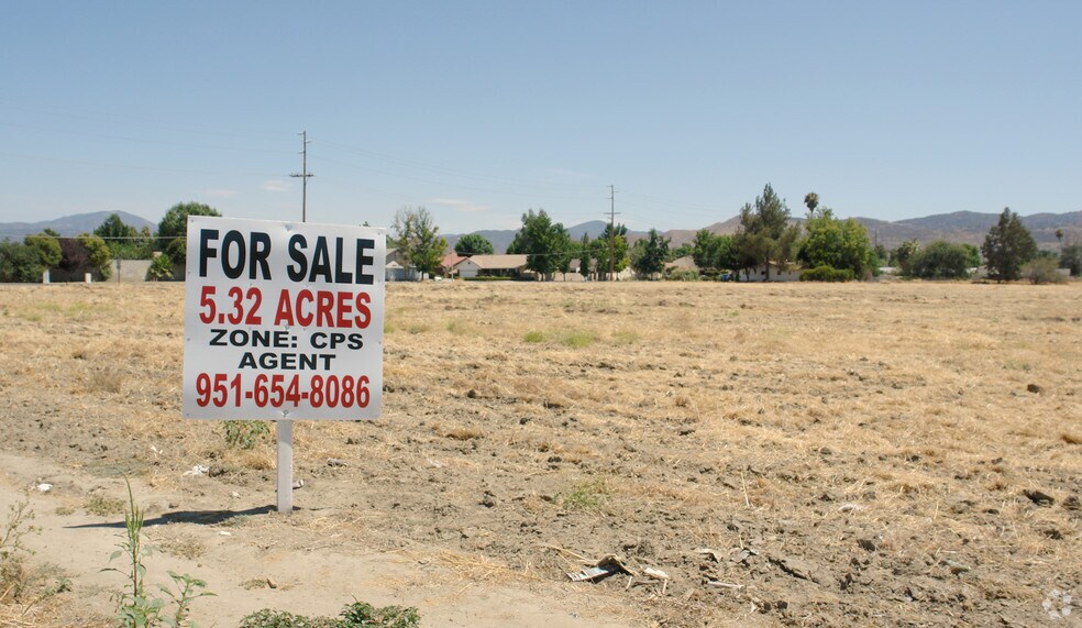 4451 E Florida Ave, Hemet, CA à vendre - Photo de l’immeuble – Image 3 sur 5