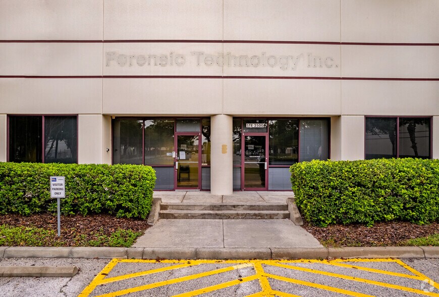 7975 114th Ave N, Largo, FL à vendre - Photo de l’immeuble – Image 3 sur 5
