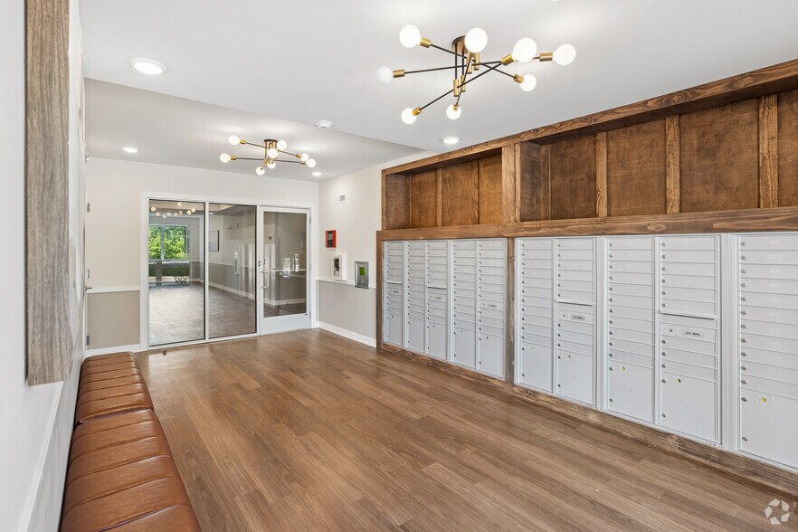 77 S Adams St, Oswego, IL à louer - Hall d’entrée – Image 2 sur 30