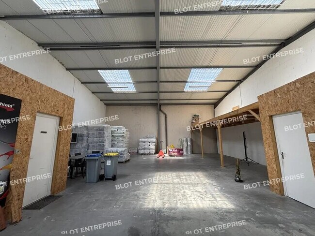 Plus de détails pour Bureau, Industriel/Logistique à louer