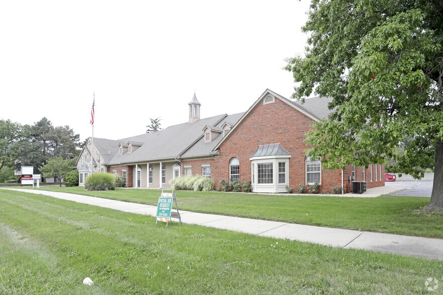 215 E Big Beaver Rd, Troy, MI à louer - Photo de l’immeuble – Image 2 sur 10