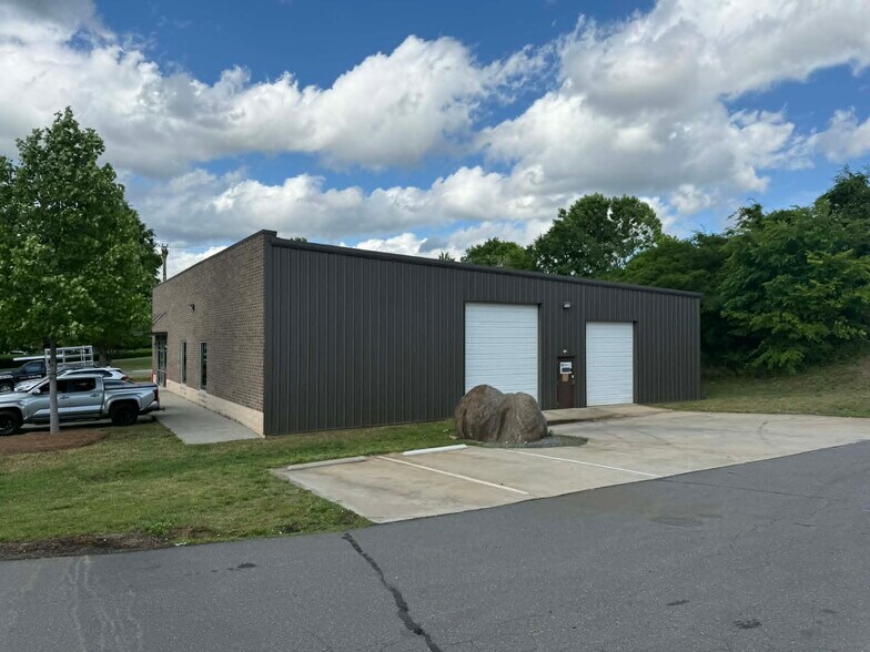 1319 Continental Blvd, Charlotte, NC à louer - Photo de l’immeuble – Image 3 sur 6