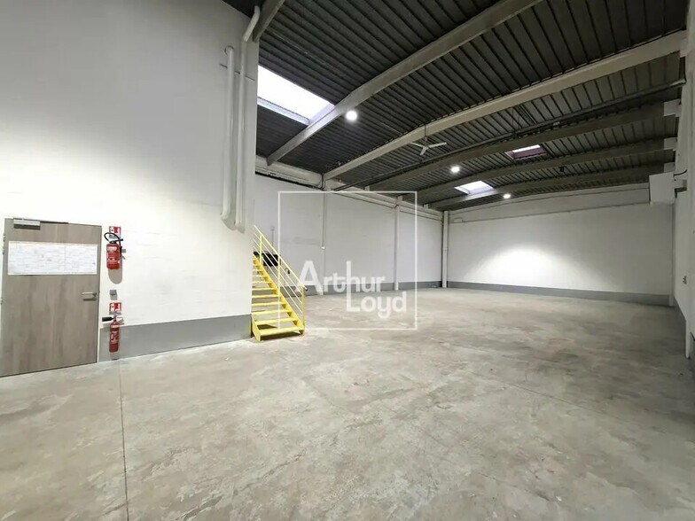 Bureau dans Torcy à louer - Photo de l’immeuble – Image 1 sur 9