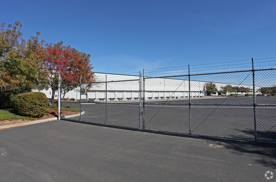 2020 N MacArthur Dr, Tracy, CA à louer - Photo de l’immeuble – Image 2 sur 4