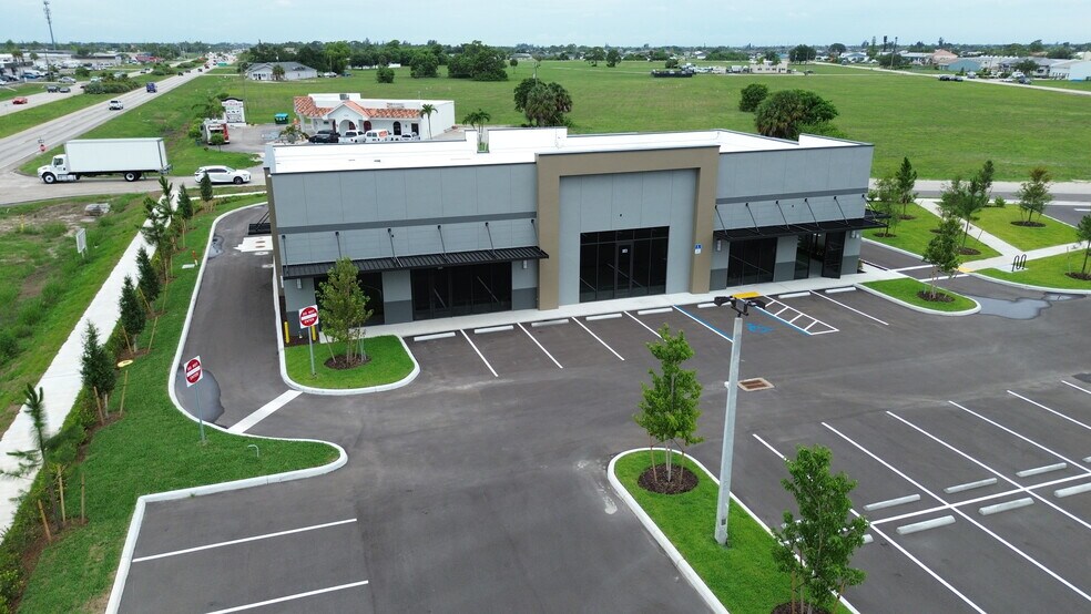 1203-1211 NE Pine Island Ln, Cape Coral, FL à louer - Photo de l’immeuble – Image 3 sur 17