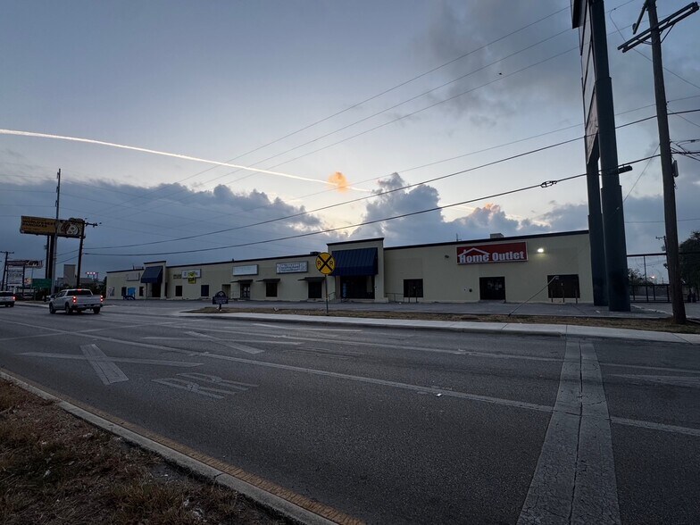 2200-2206 NW Loop 410, San Antonio, TX à louer - Photo de l’immeuble – Image 3 sur 29