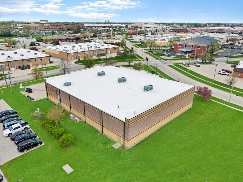 2401 Maloney Dr, Bloomington, IL à louer - Photo de l’immeuble – Image 3 sur 14